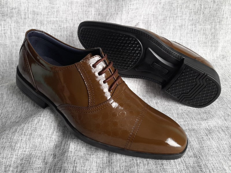 Zapatos Oxford de punta americana para hombre en color marrón charol (ID#RK65-MARRON CHAROL)