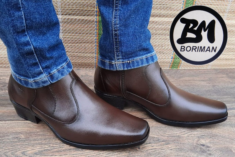 Botín con cierre, color marrón pintado a mano en punta dubay, taco aperillado para hombre (ID#B014-MARRON)
