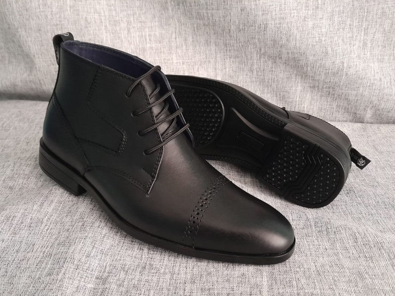 Botín con pasador, color negro pintado a mano en punta americana, taco normal para hombre (ID#BR28-NEGRO)