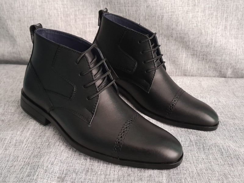 Botín con pasador, color negro pintado a mano en punta americana, taco normal para hombre (ID#BR28-NEGRO)